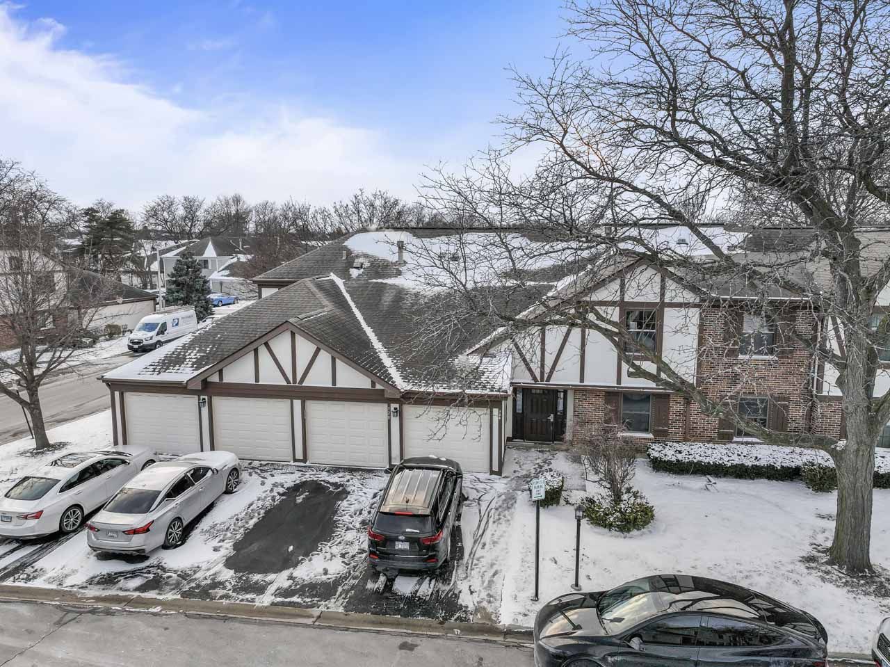 328 Woodbury Court #B1, Schaumburg, IL 60193