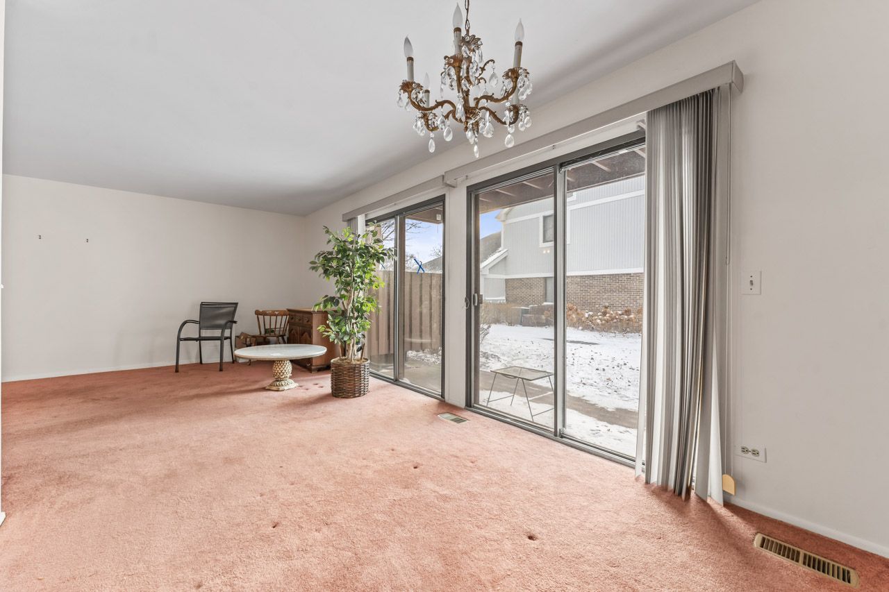 328 Woodbury Court #B1, Schaumburg, IL 60193