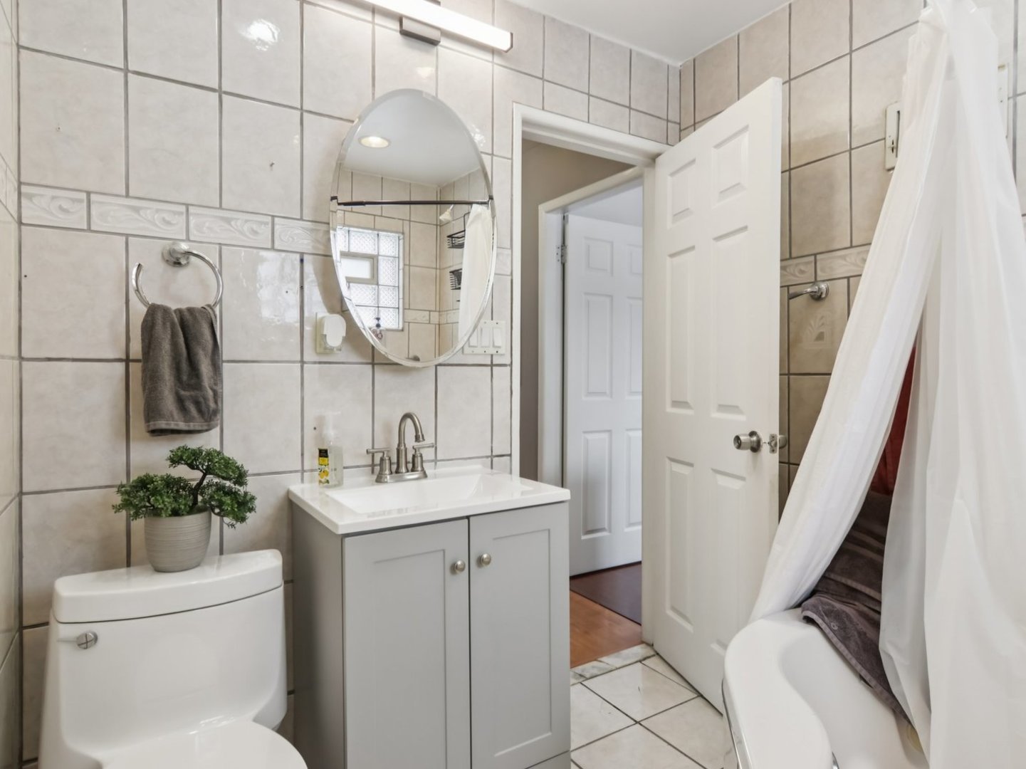 2124 Halsey Drive, Des Plaines, IL 60018