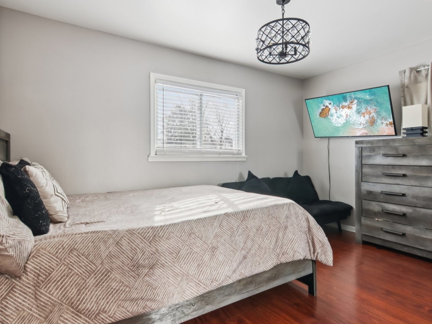 2124 Halsey Drive, Des Plaines, IL 60018