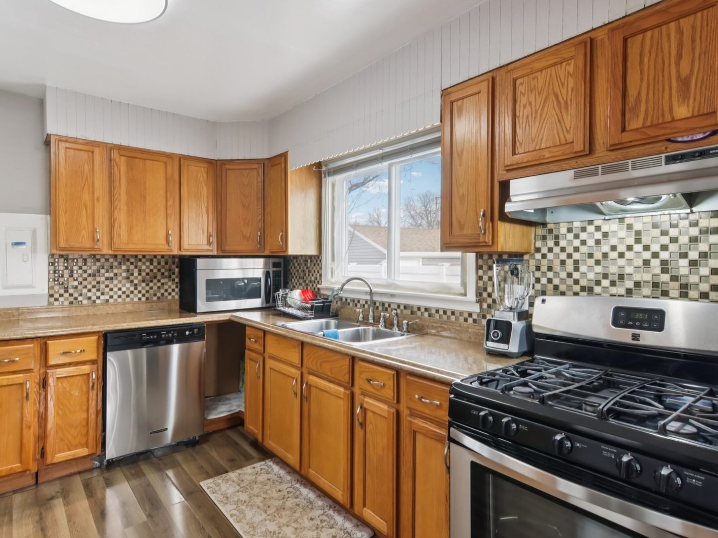 2124 Halsey Drive, Des Plaines, IL 60018