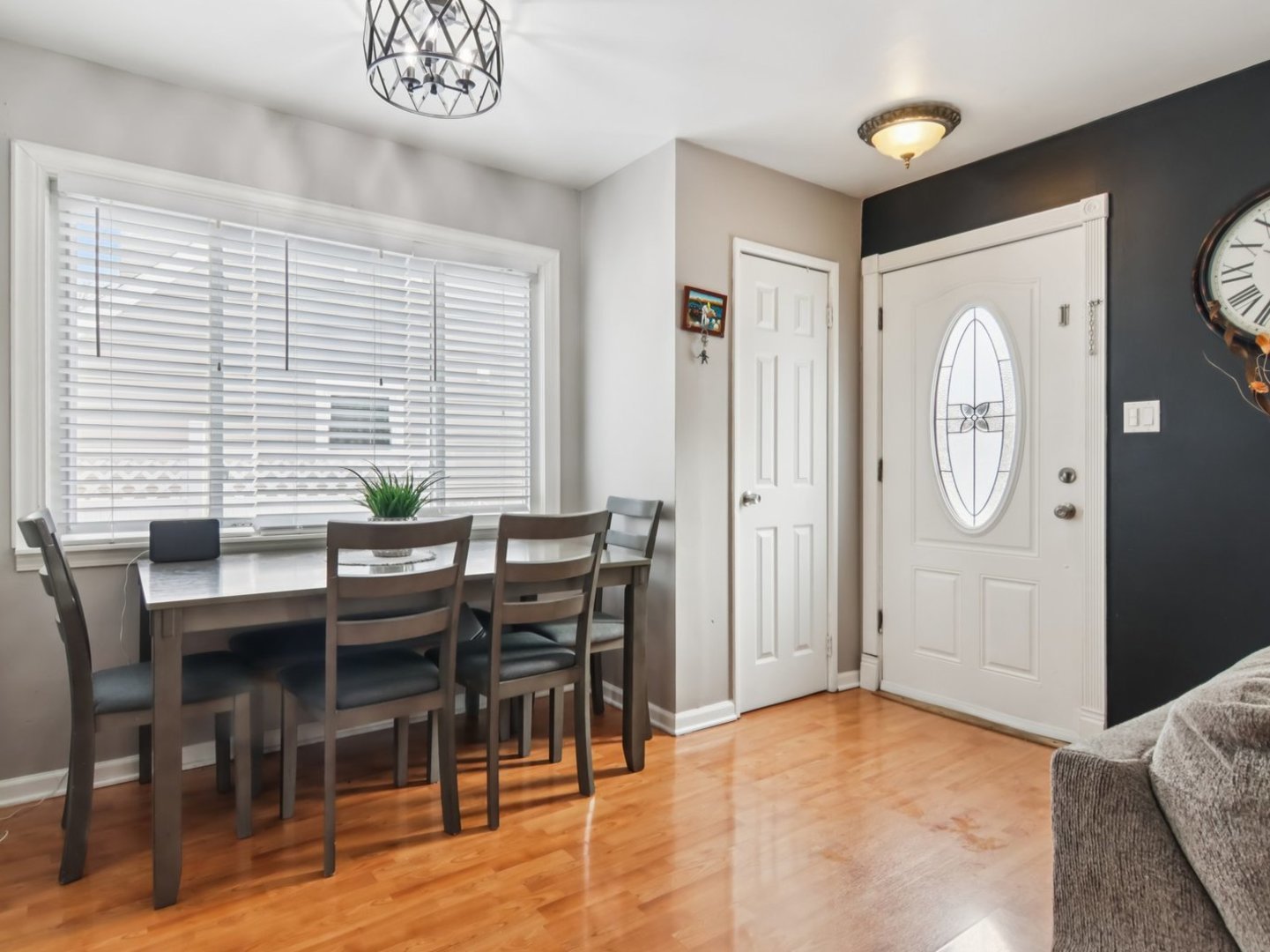 2124 Halsey Drive, Des Plaines, IL 60018