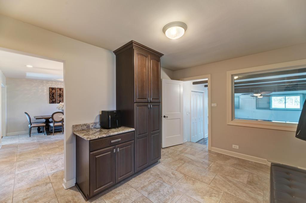 6 Meadowood Drive, Oak Brook, IL 60523