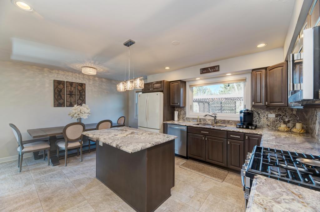 6 Meadowood Drive, Oak Brook, IL 60523