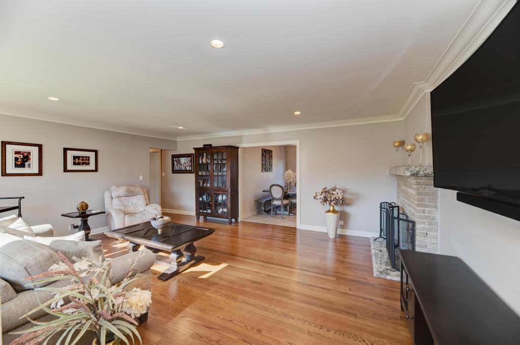 6 Meadowood Drive, Oak Brook, IL 60523