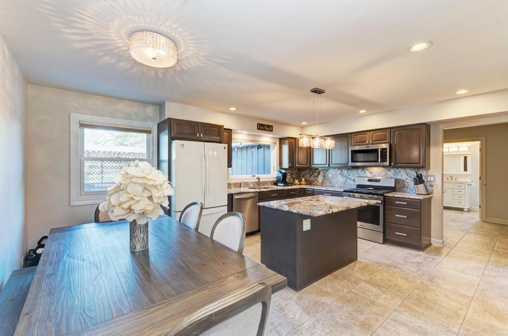 6 Meadowood Drive, Oak Brook, IL 60523