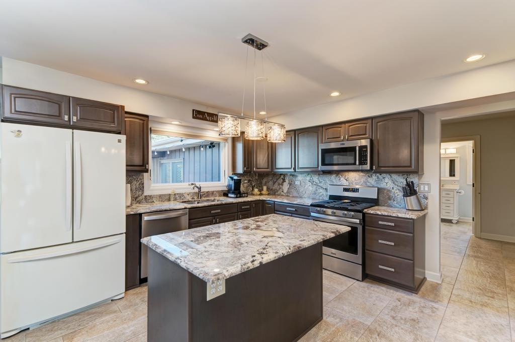 6 Meadowood Drive, Oak Brook, IL 60523