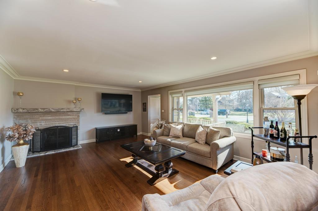 6 Meadowood Drive, Oak Brook, IL 60523