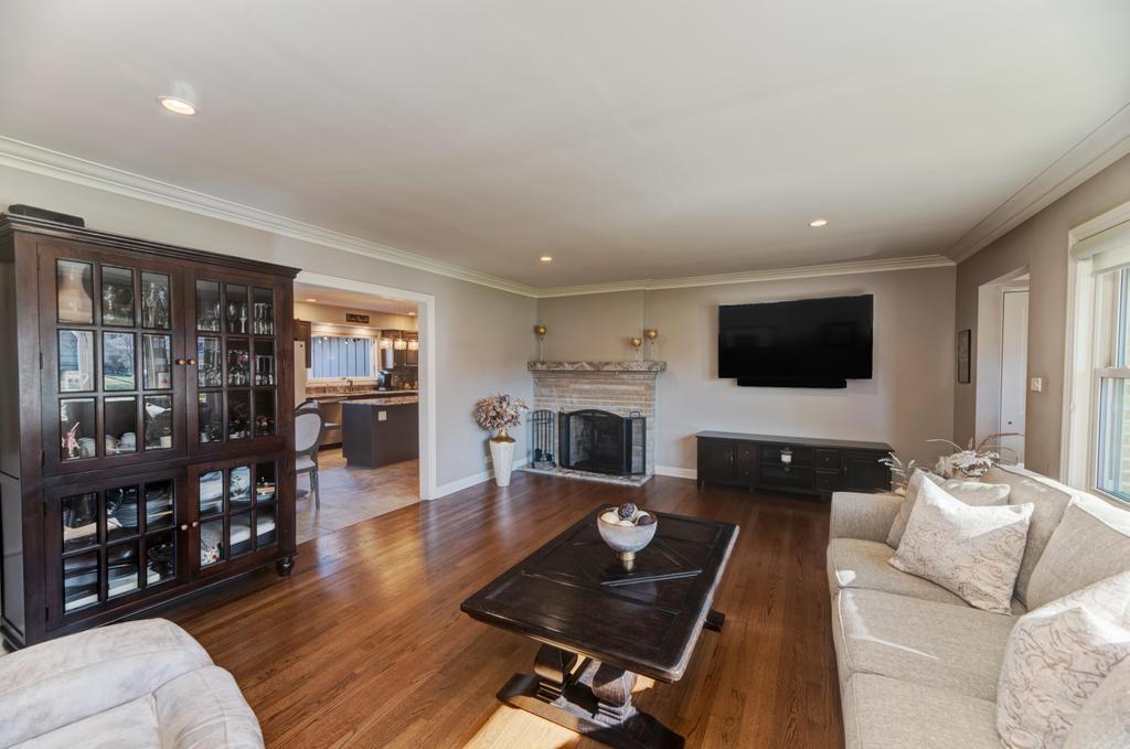 6 Meadowood Drive, Oak Brook, IL 60523