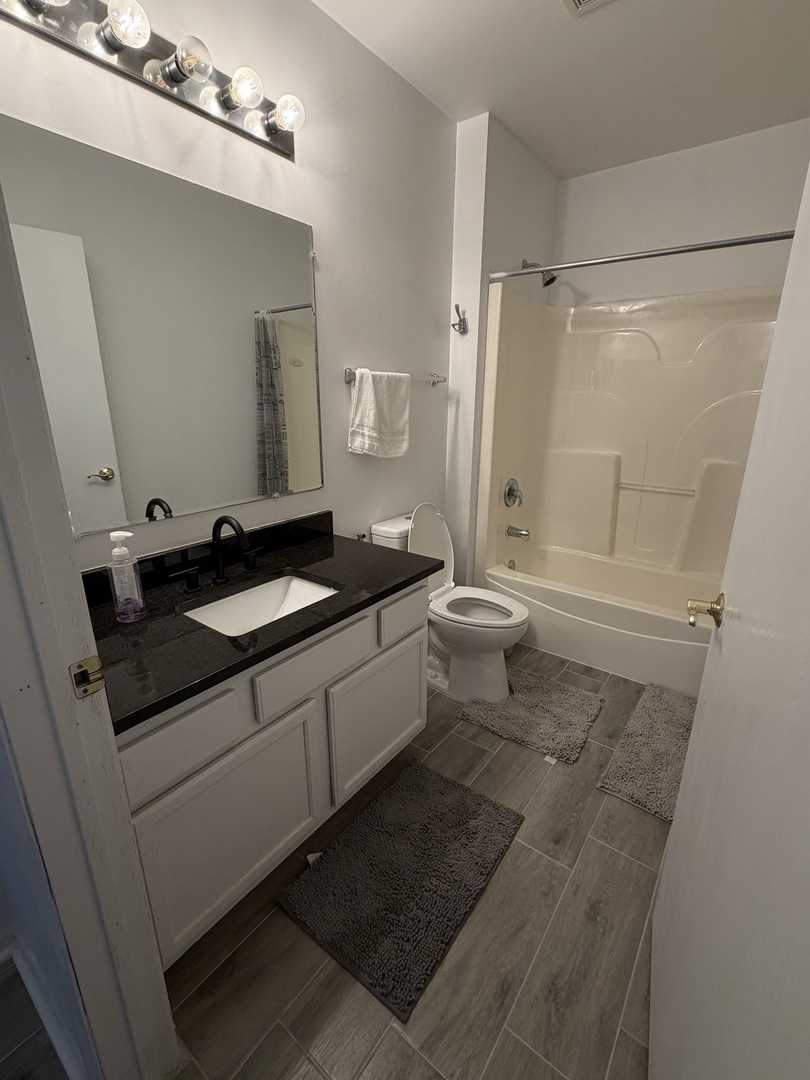 941 N Swift Road #302, Addison, IL 60101