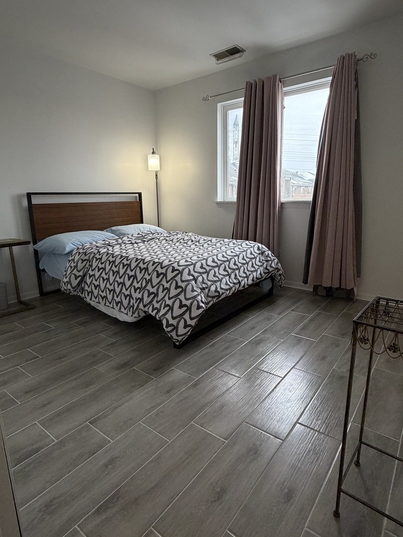 941 N Swift Road #302, Addison, IL 60101