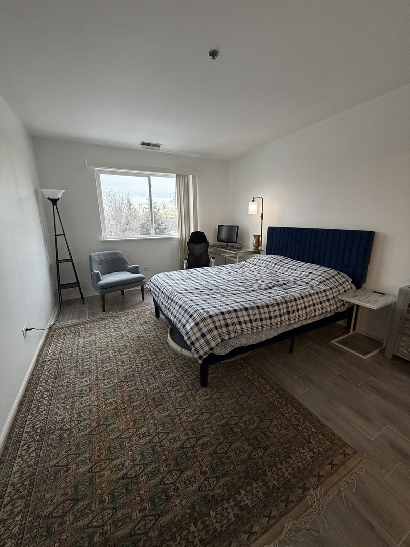 941 N Swift Road #302, Addison, IL 60101