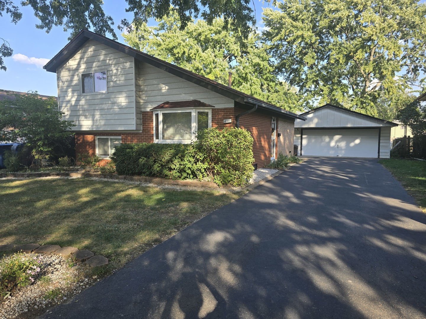 14431 Tripp Avenue, Midlothian, IL 60445