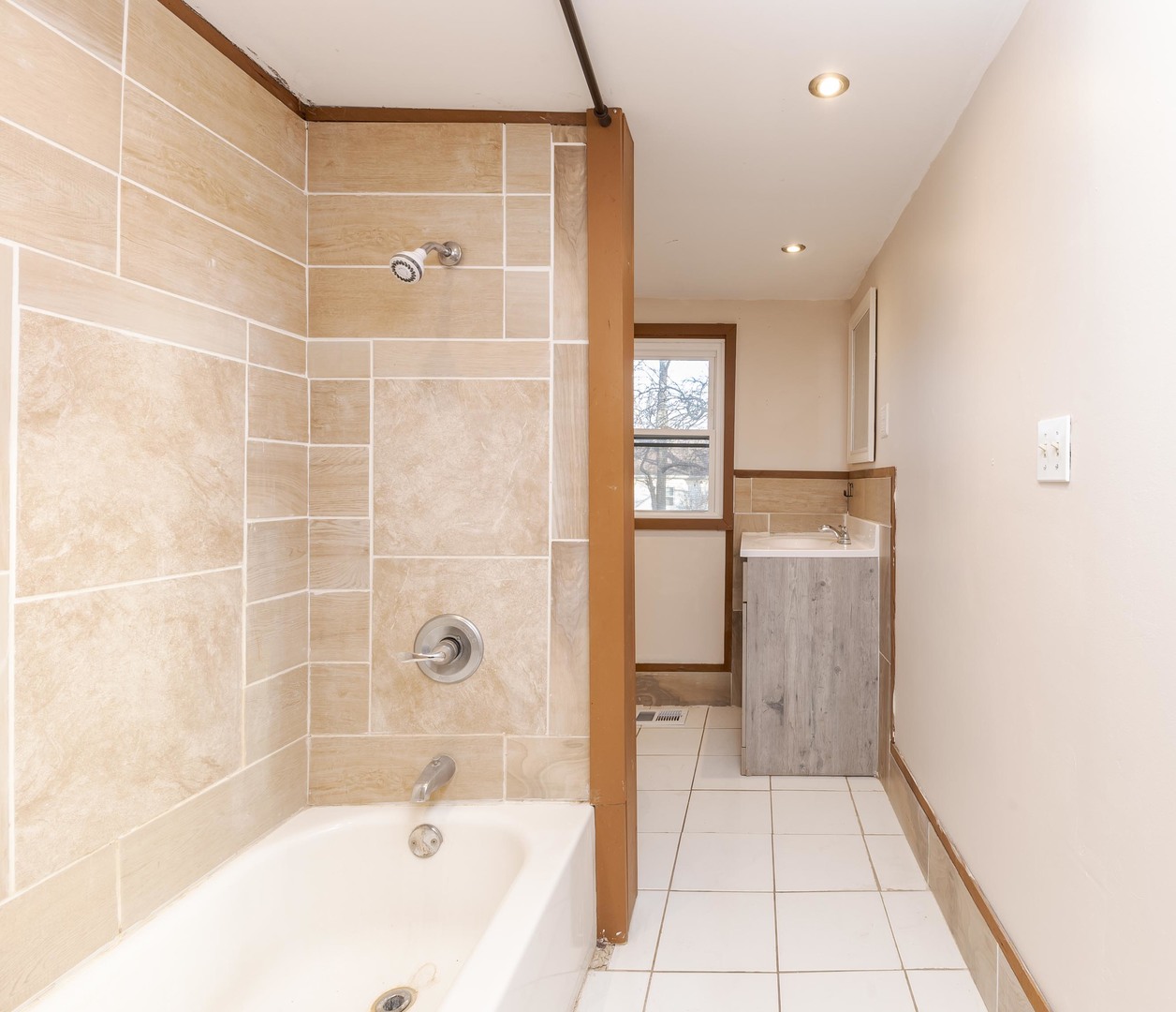 121 E James Street, Forrest, IL 61741