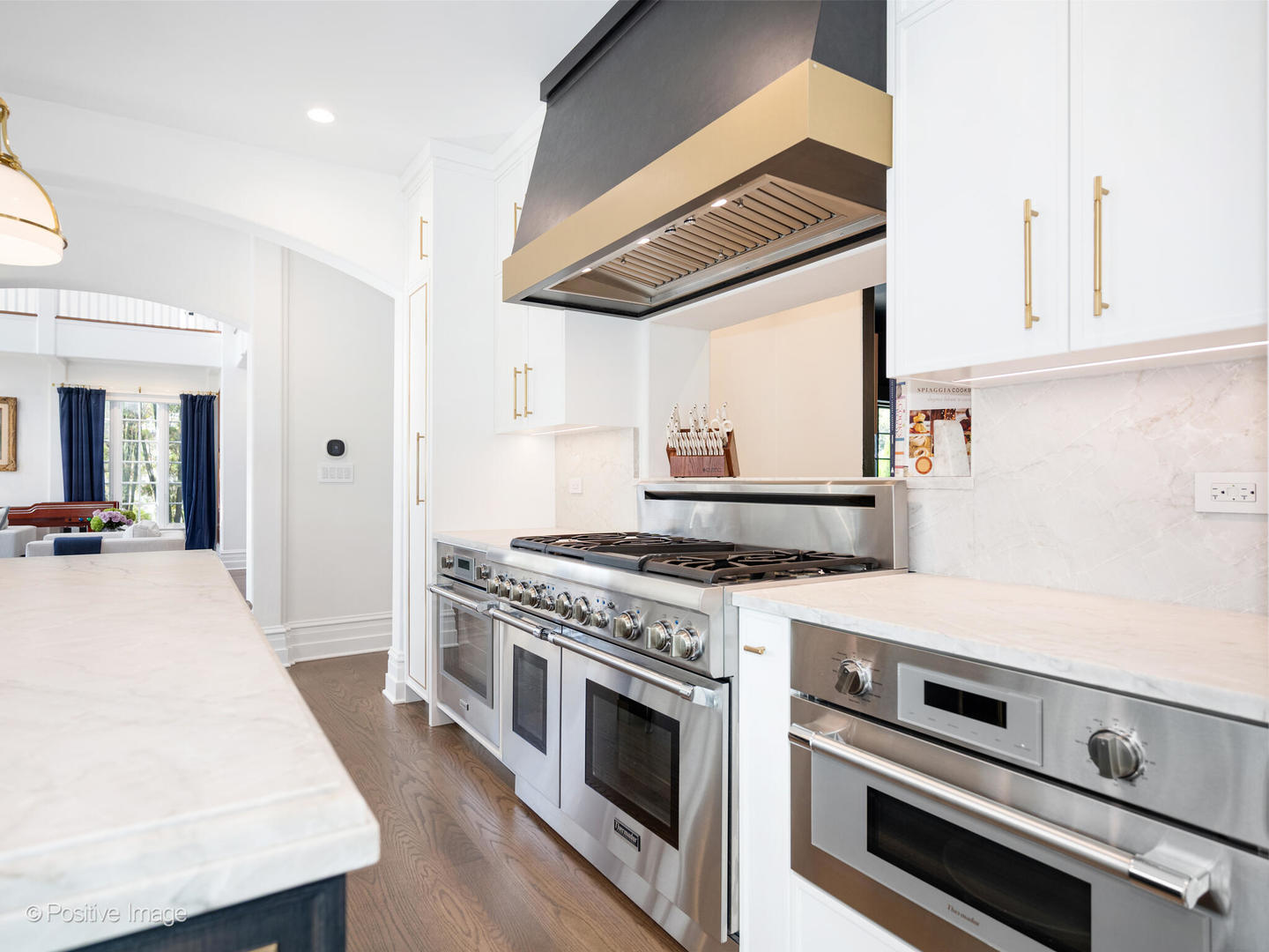 24 S WASHINGTON Circle, Hinsdale, IL 60521