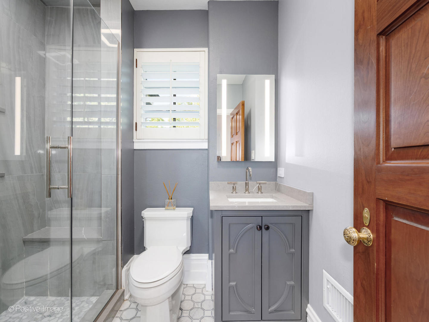 24 S WASHINGTON Circle, Hinsdale, IL 60521