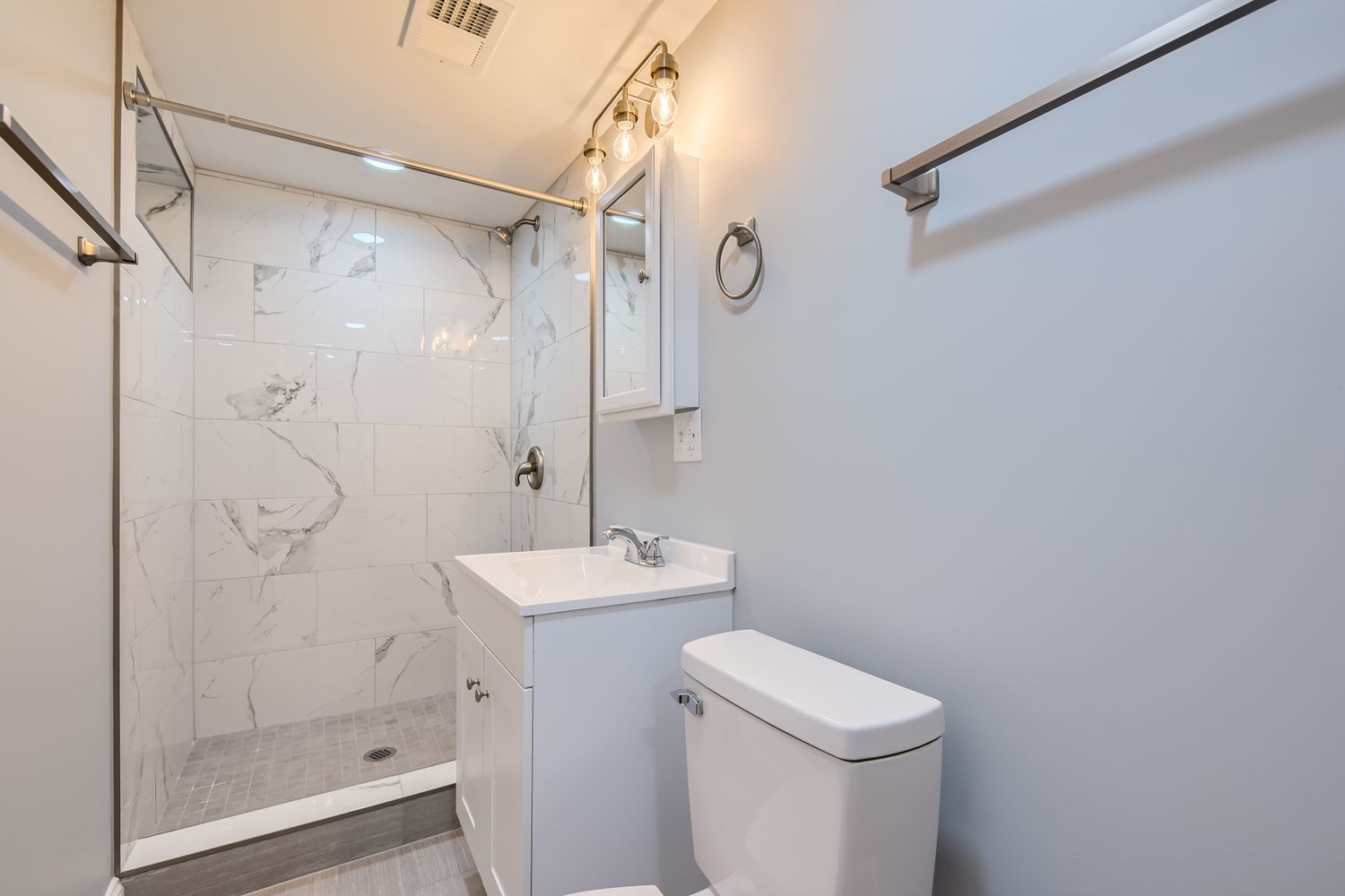 8757 S Paxton Avenue, Chicago, IL 60617