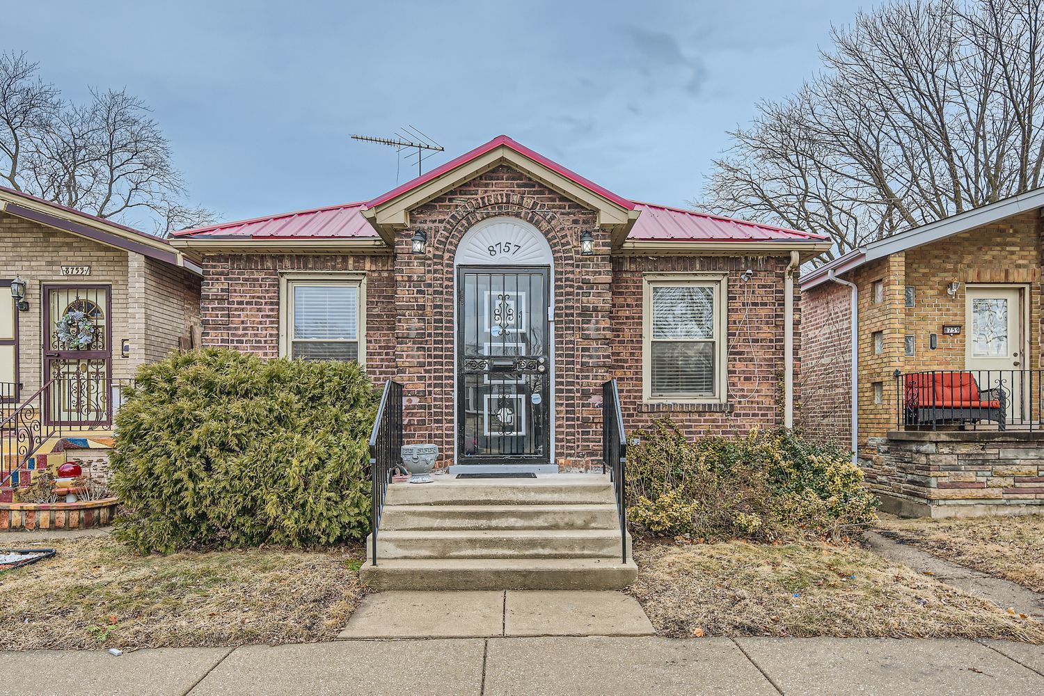8757 S Paxton Avenue, Chicago, IL 60617