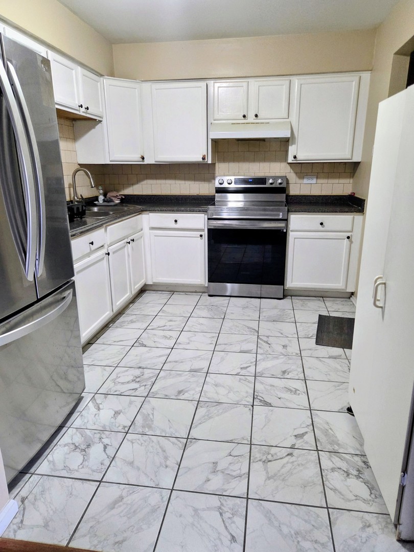 109 W Elk Trail #208, Carol Stream, IL 60188