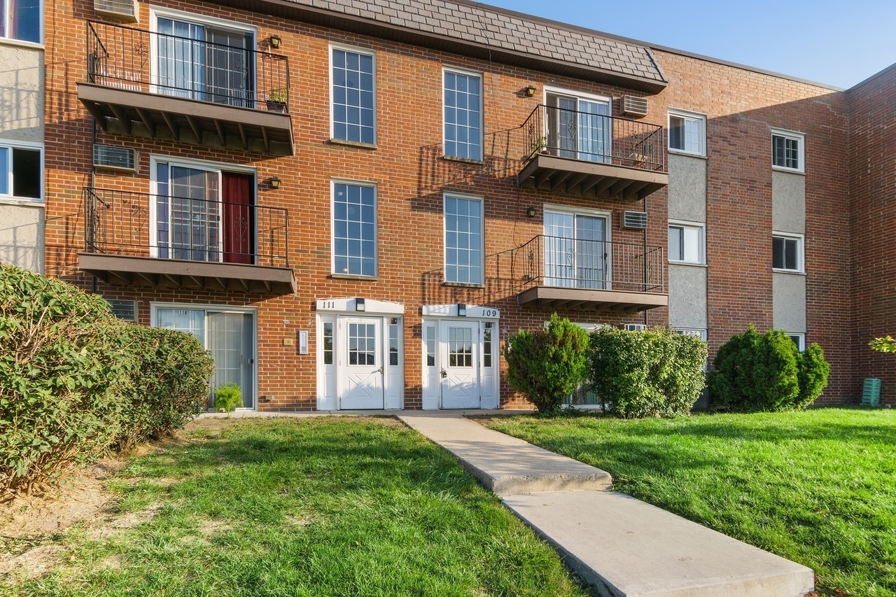 109 W Elk Trail #208, Carol Stream, IL 60188