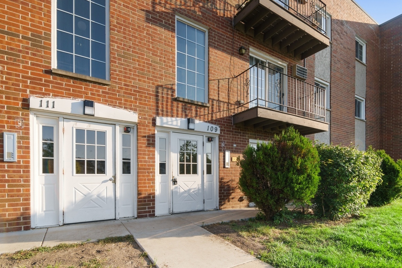 109 W Elk Trail #208, Carol Stream, IL 60188