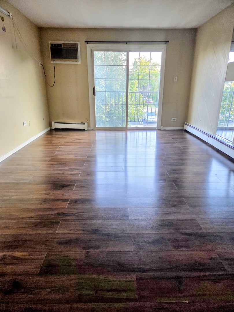 109 W Elk Trail #208, Carol Stream, IL 60188