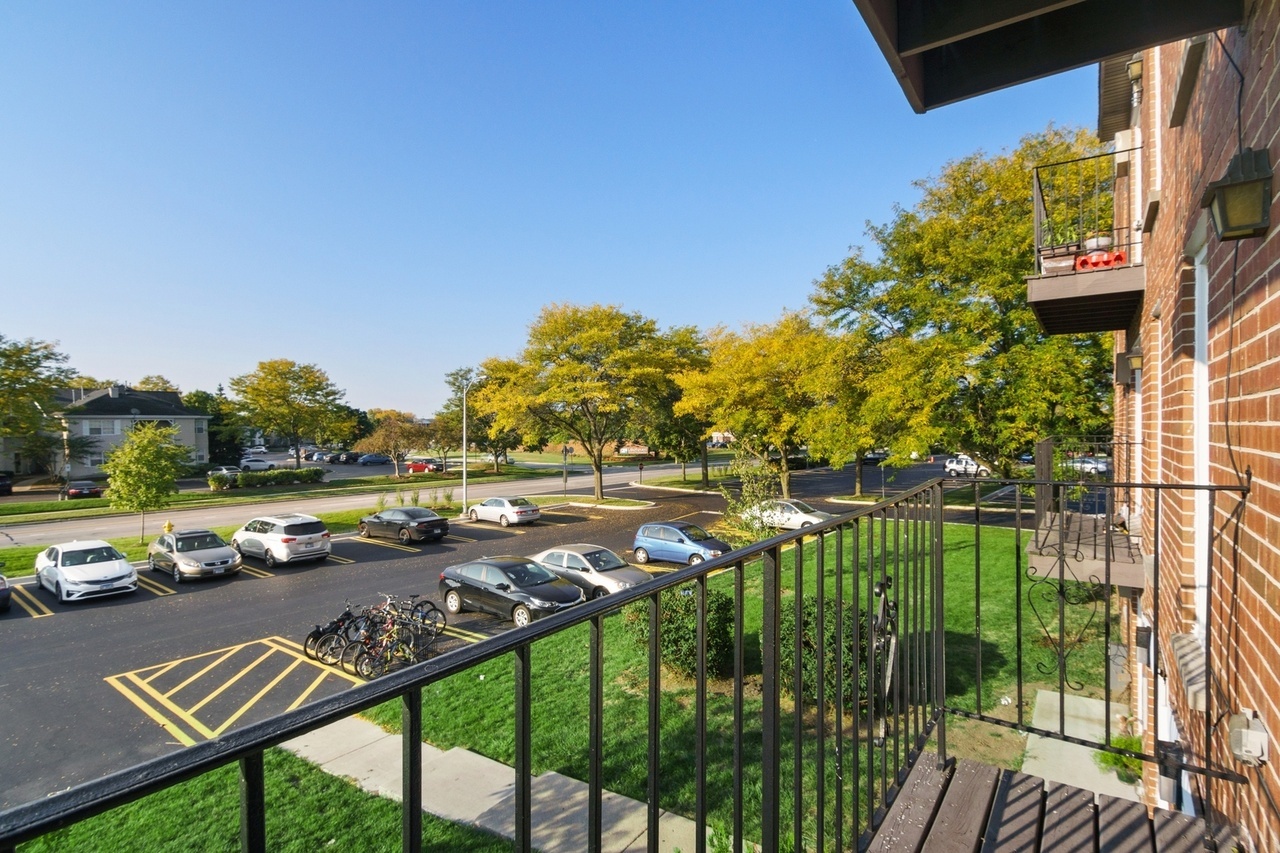 109 W Elk Trail #208, Carol Stream, IL 60188