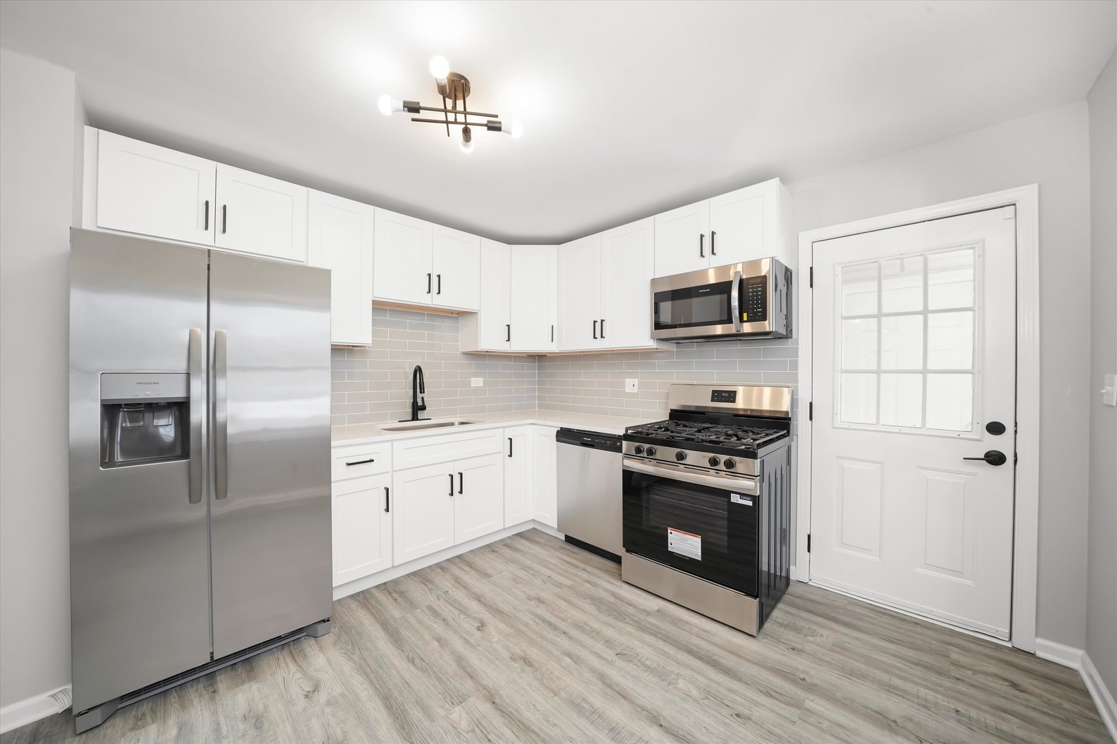 7652 Catalpa Avenue, Woodridge, IL 60517