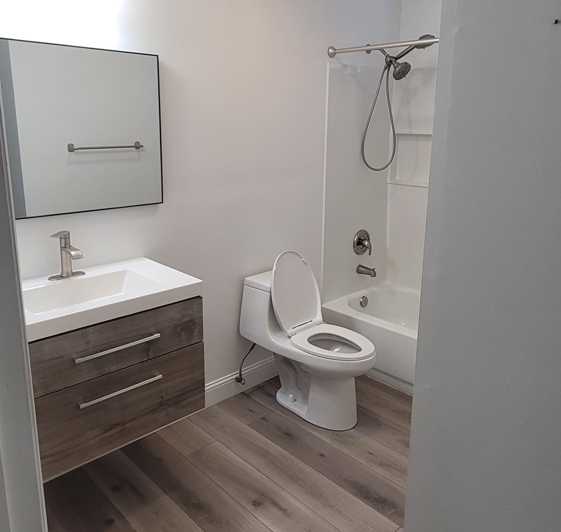 996 Hawthorne Drive, Crystal Lake, IL 60014