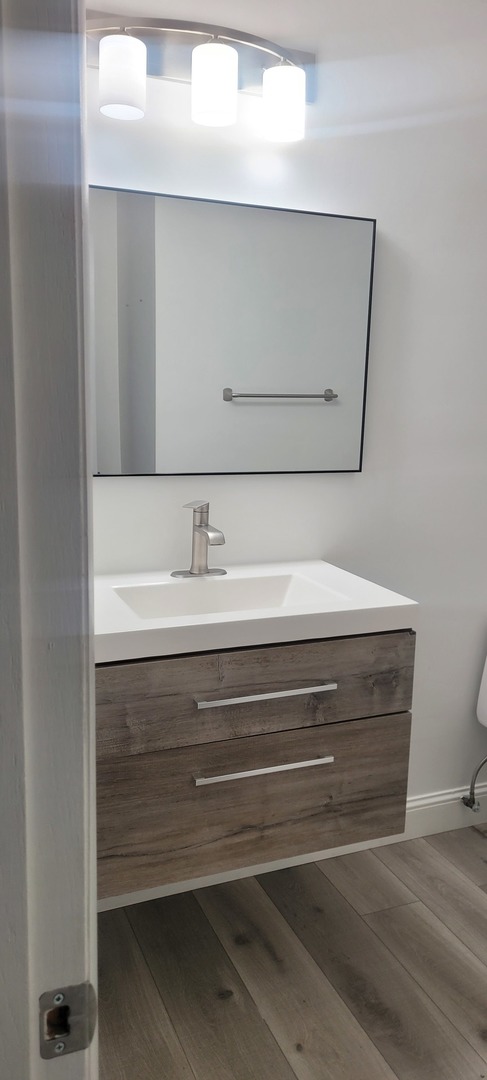 996 Hawthorne Drive, Crystal Lake, IL 60014