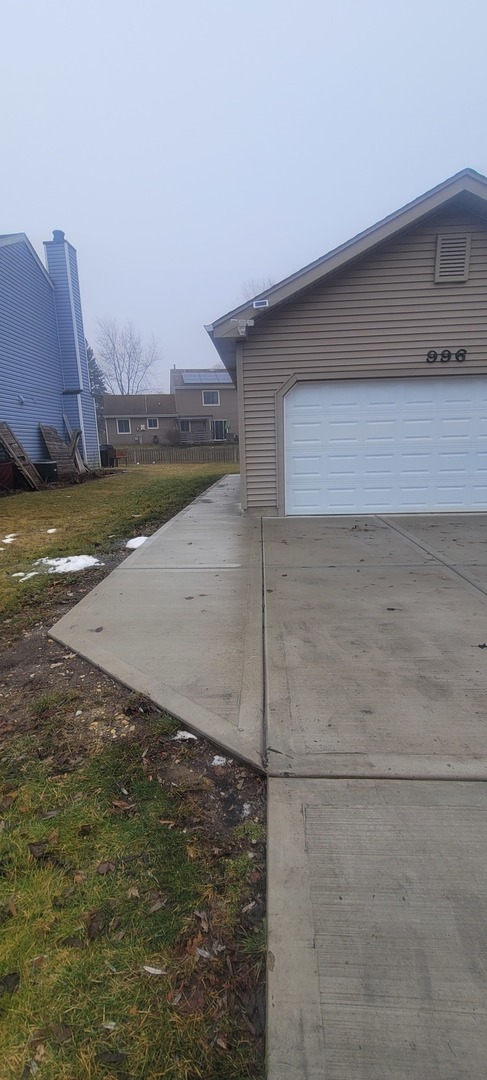 996 Hawthorne Drive, Crystal Lake, IL 60014