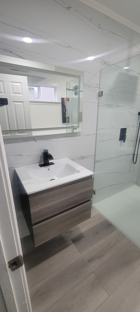 996 Hawthorne Drive, Crystal Lake, IL 60014