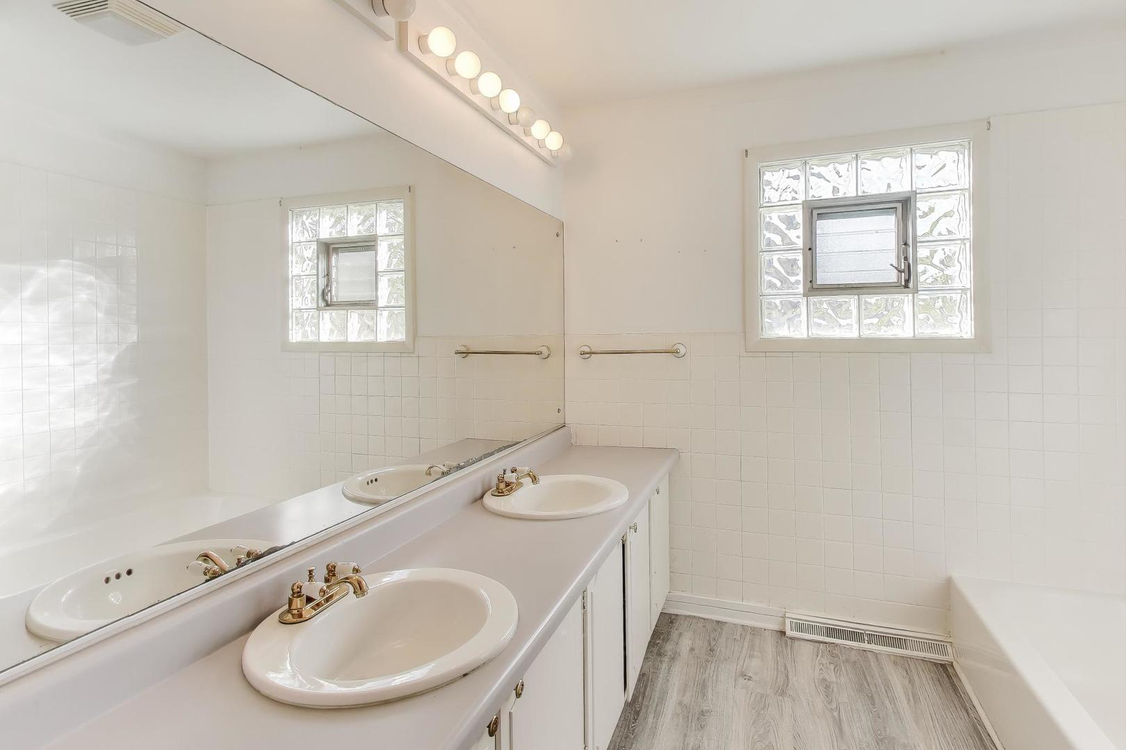 221 HEINE Avenue, Elgin, IL 60123