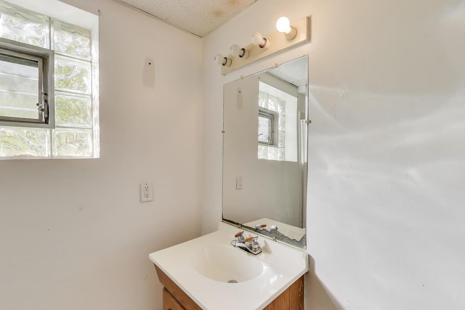 221 HEINE Avenue, Elgin, IL 60123