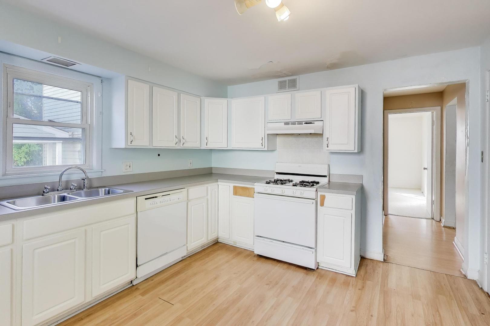 221 HEINE Avenue, Elgin, IL 60123