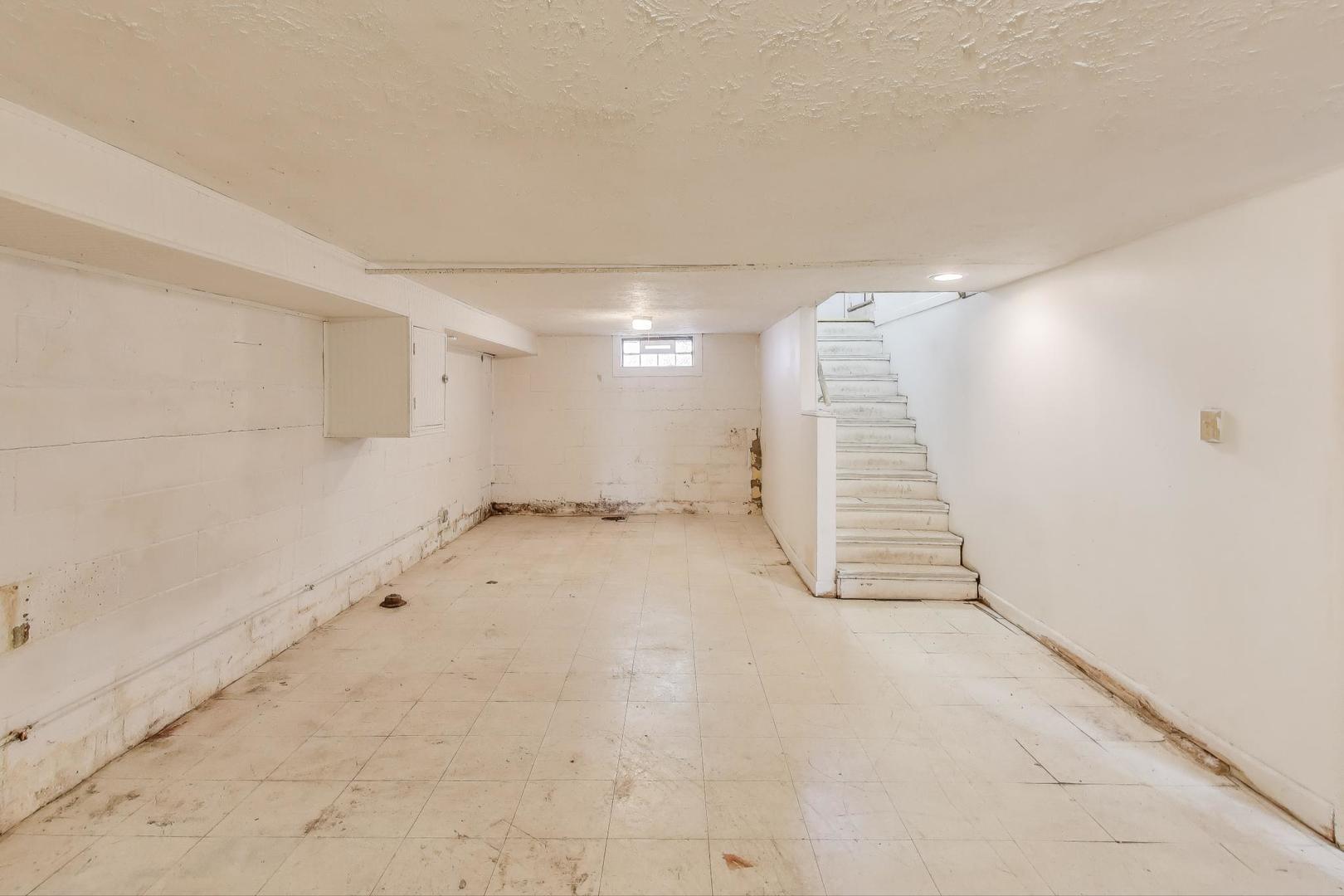 221 HEINE Avenue, Elgin, IL 60123