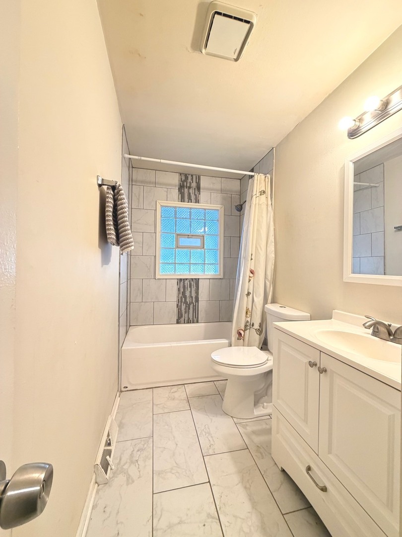 450 E Mulberry Court, Glenwood, IL 60425