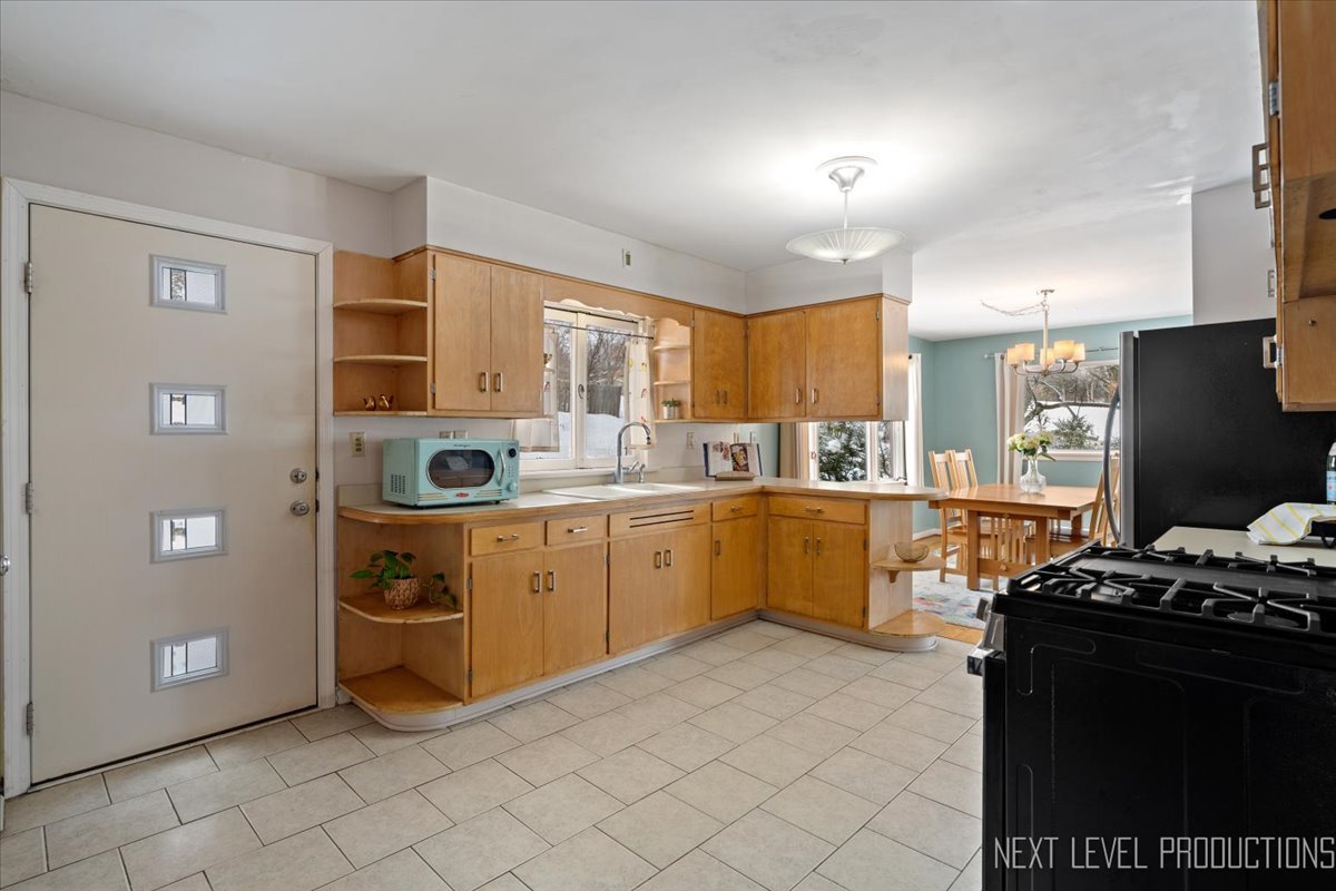 38W443 Sunset Drive, St. Charles, IL 60175