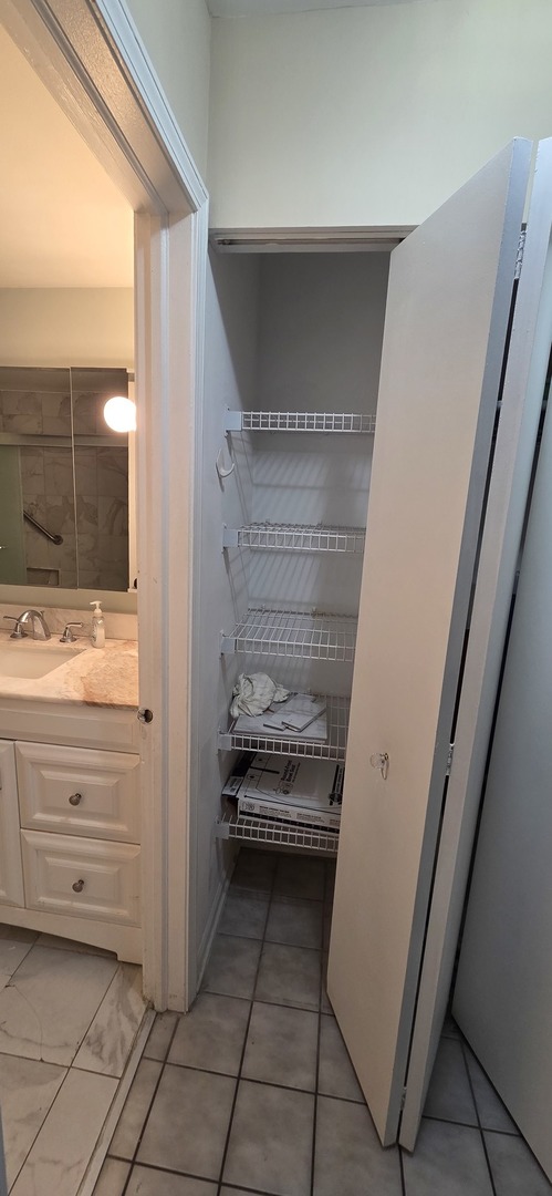 450 Raintree Court #2M, Glen Ellyn, IL 60137