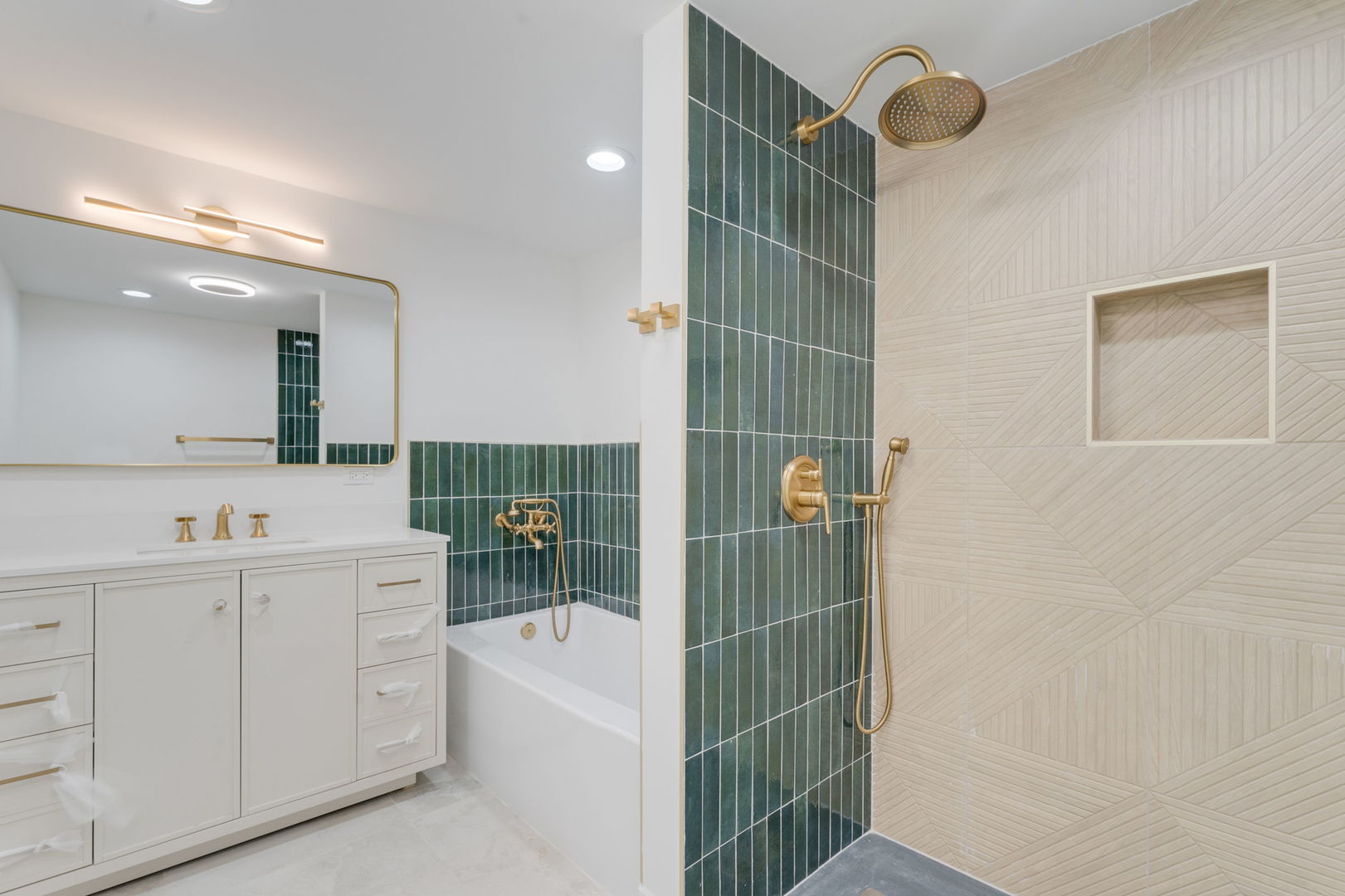 5853 W Newport Avenue, Chicago, IL 60634