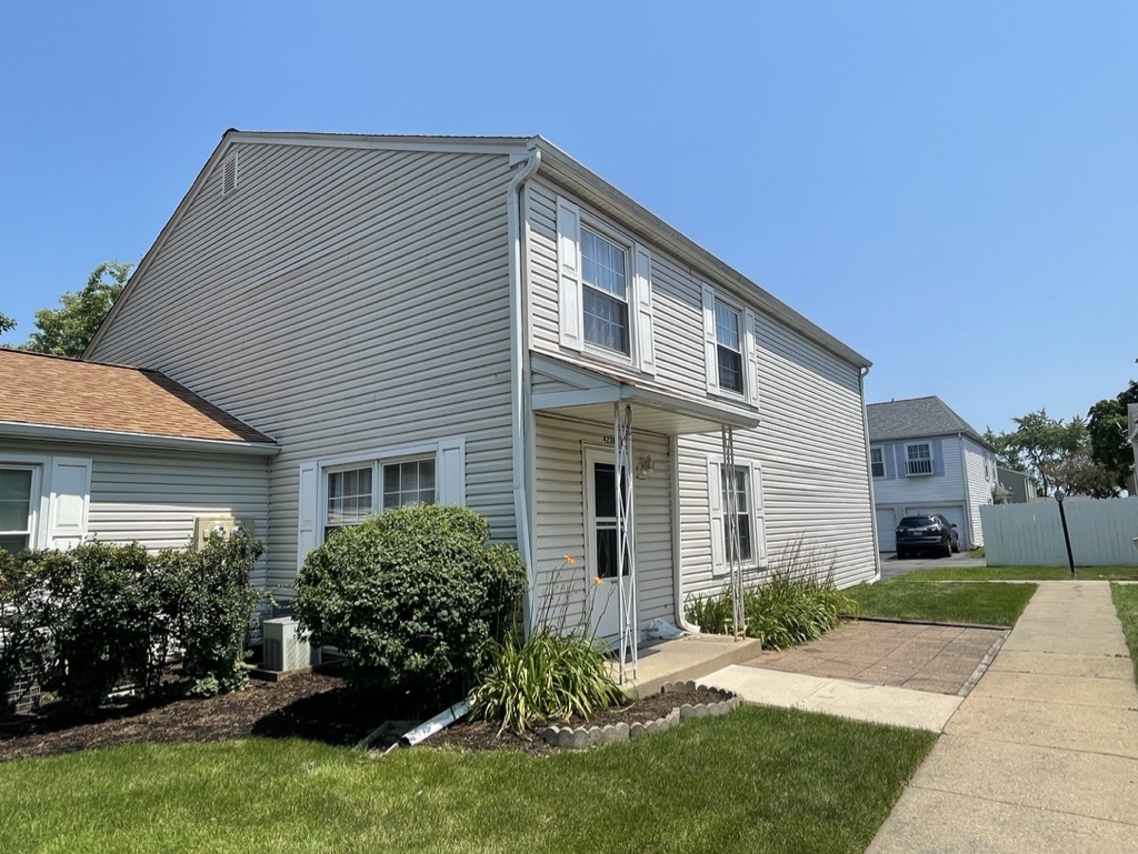 423 James Court #B, Glendale Heights, IL 60139