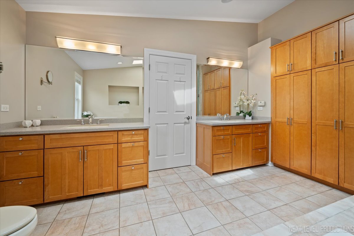 4830 Wolf Road, Western Springs, IL 60558