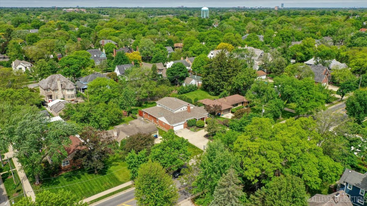 4830 Wolf Road, Western Springs, IL 60558