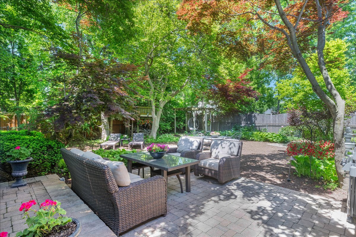 725 Kenwood Avenue, Libertyville, IL 60048