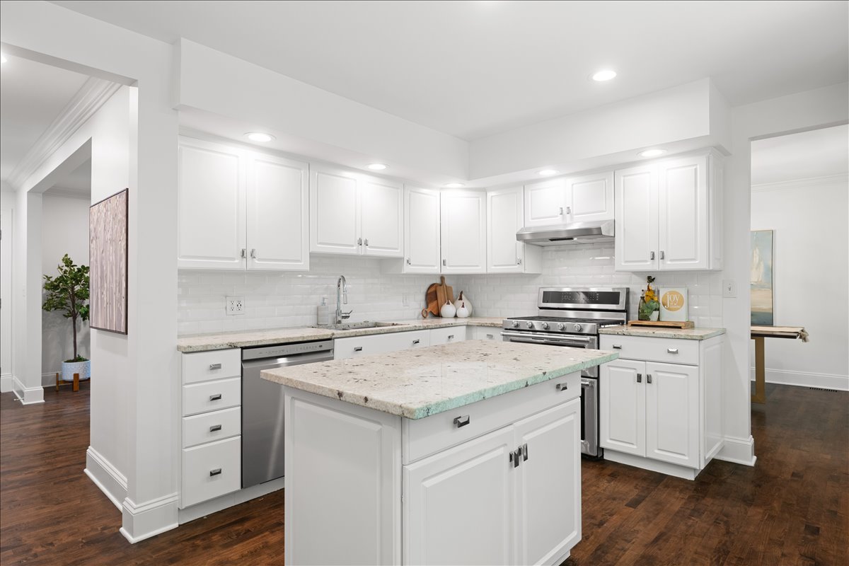 725 Kenwood Avenue, Libertyville, IL 60048