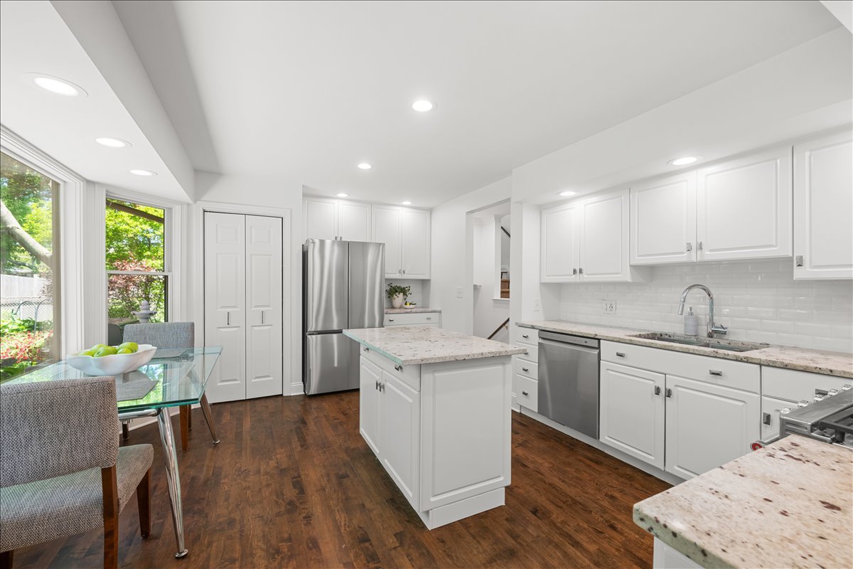 725 Kenwood Avenue, Libertyville, IL 60048