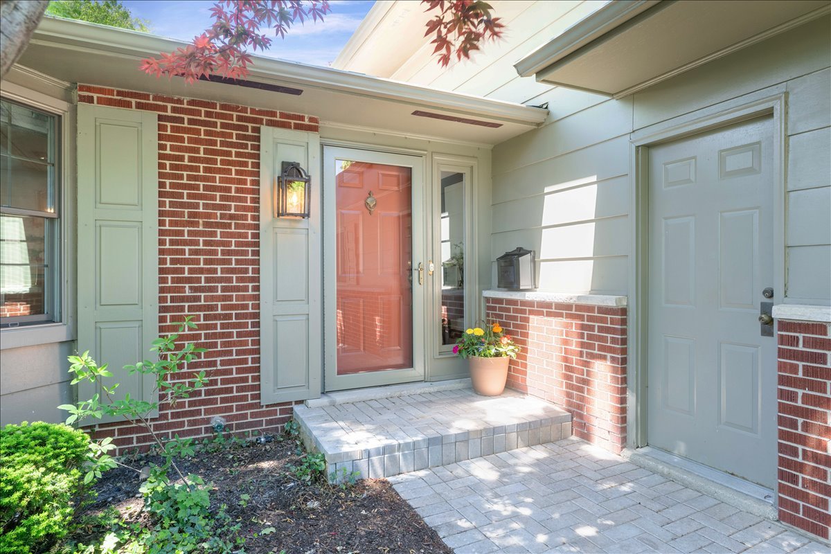 725 Kenwood Avenue, Libertyville, IL 60048