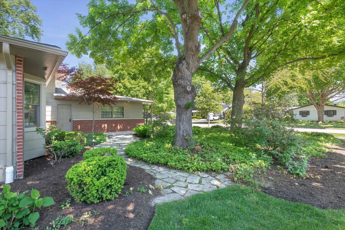 725 Kenwood Avenue, Libertyville, IL 60048