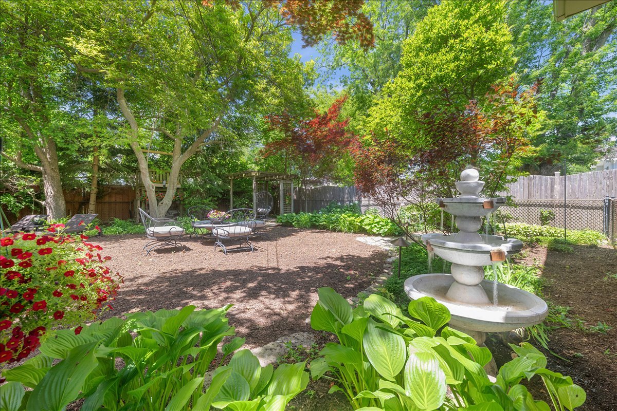 725 Kenwood Avenue, Libertyville, IL 60048