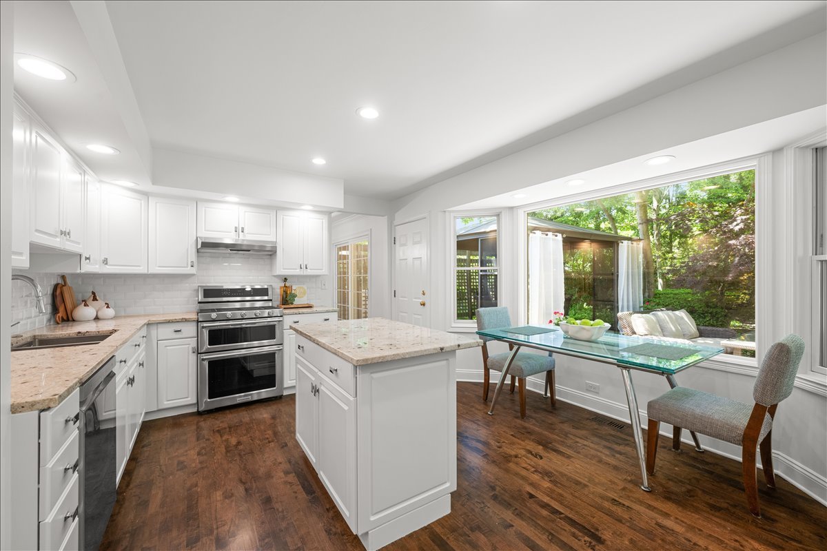 725 Kenwood Avenue, Libertyville, IL 60048